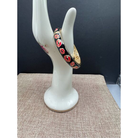 Betsey Johnson Lip Motif Bangle Hinged Bracelet Lips in Red Black Enamel - Picture 1 of 9
